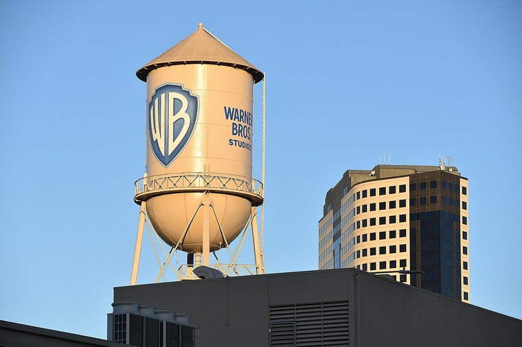 A Warner Bros. Studios kék WB pajzzsal díszített víztornya a burbanki stúdiótelepen