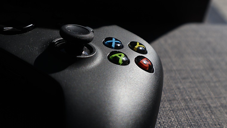 Fekete Xbox vezeték nélküli kontroller D-pad és analóg kar közeli fotója